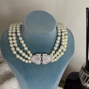 Elegant Pearl Necklace with Silver Clasp